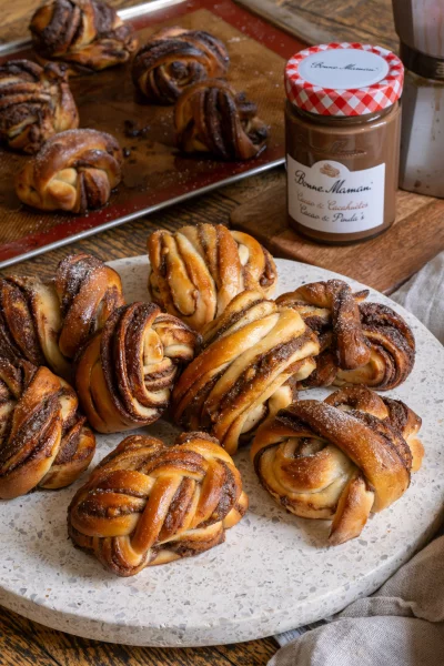 Kaneelbroodjes gevuld met pindakaas met cacao