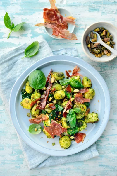 Gnocchi met pistachepesto en krokante ham