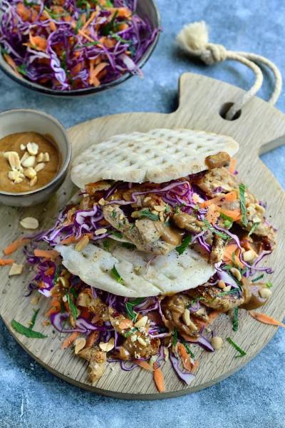 Pitabroodjes met kip teriyaki en een pindasausje