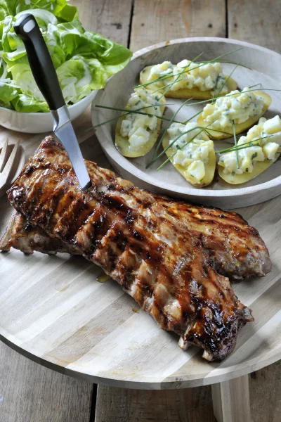 Gelakte ribbetjes op de bbq met een frisse aardappelsalade