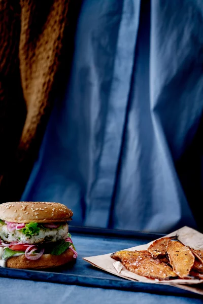 Visburger met chips van zoete aardappel