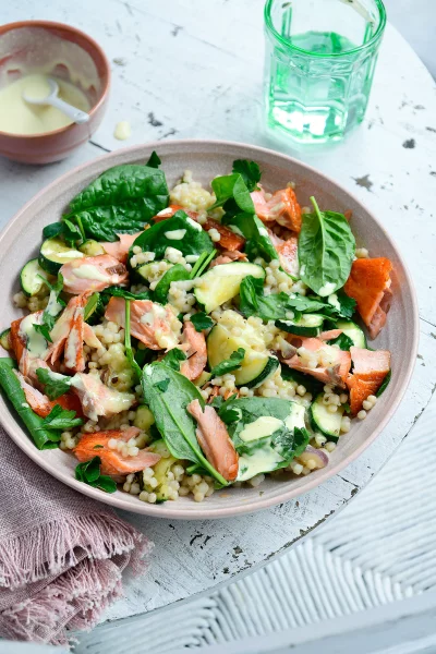 Salade met fregola en pulled zalm