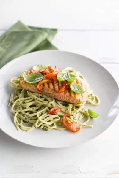 Spaghetti met romige pesto en geroosterde zalm