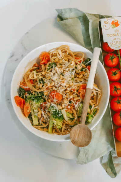 Romige spaghetti met tomaat, broccoli en een geitenkaassausje