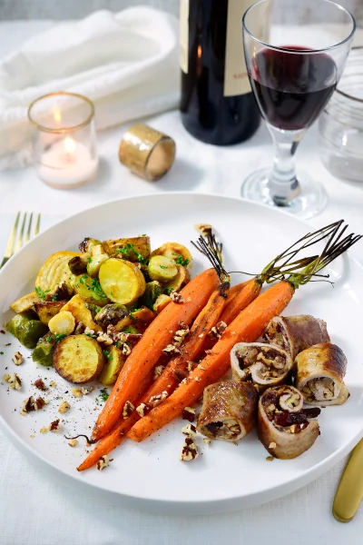 Involtini van kalf met pecannoten en dadels, krieltjes en wintergroenten