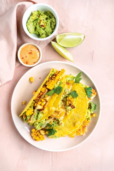 Taco's met halloumi, gegrilde mais en guacamole