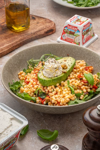 Maaltijdsalade met gevulde avocado  