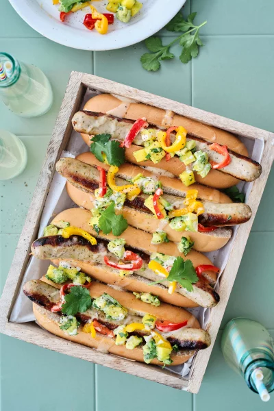 Hotdogs met mango-avocado salsa en paprika