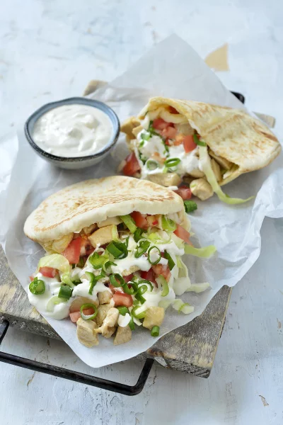 Pita met kip en een yoghurtsausje