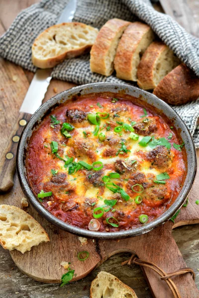 Gegratineerde worstgehaktballen uit de oven