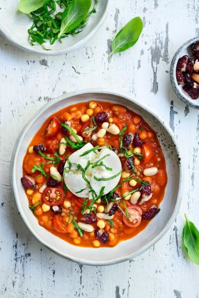 Burrata met tomatensaus, linzen, bonen en kikkererwten