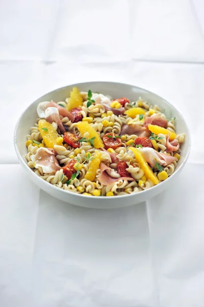 Koude pastasalade met perziken