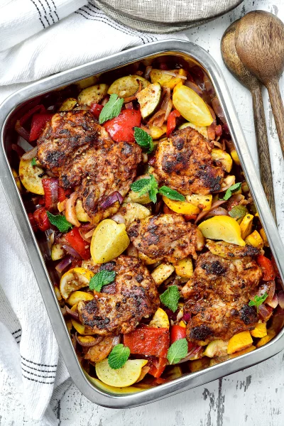 Traybake met harissakip en groentjes