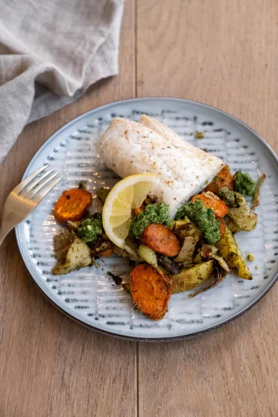 Traybake met wortel, vis en peterseliepesto