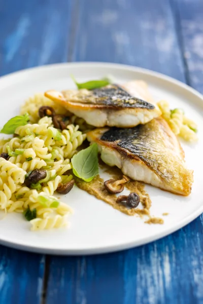 Spirelli met goudbrasem en zalf van aubergine