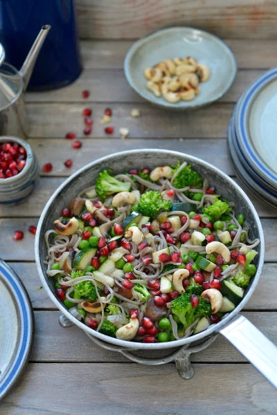 Courgette-broccolipannetje met boekweitnoedels