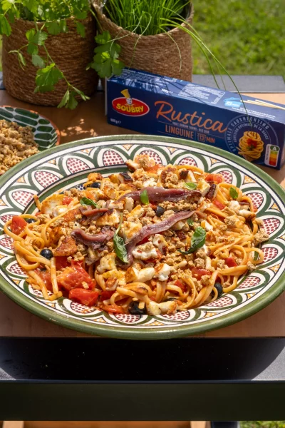 Linguine puttanesca met halloumi