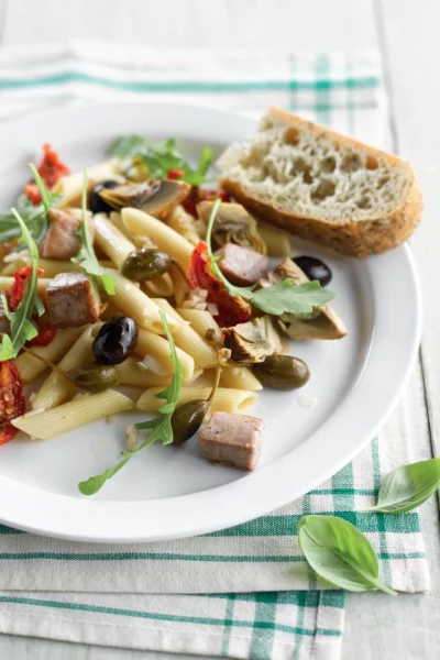 Pastasalade met tonijn, artisjok en kapperappeltjes