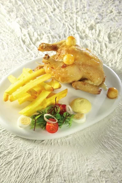 Kip met frietjes en appelbolletjes met karamel