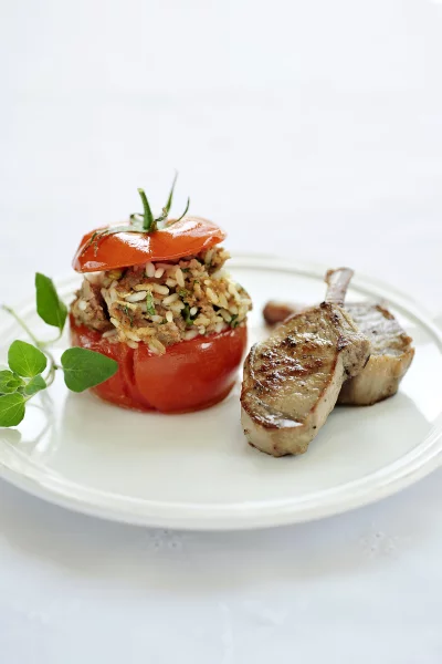 Lamsvlees met een gevuld tomaatje