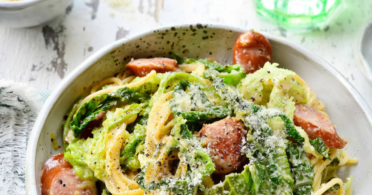 Romige spaghetti met rookworst en savooikool - Recepten - njam!