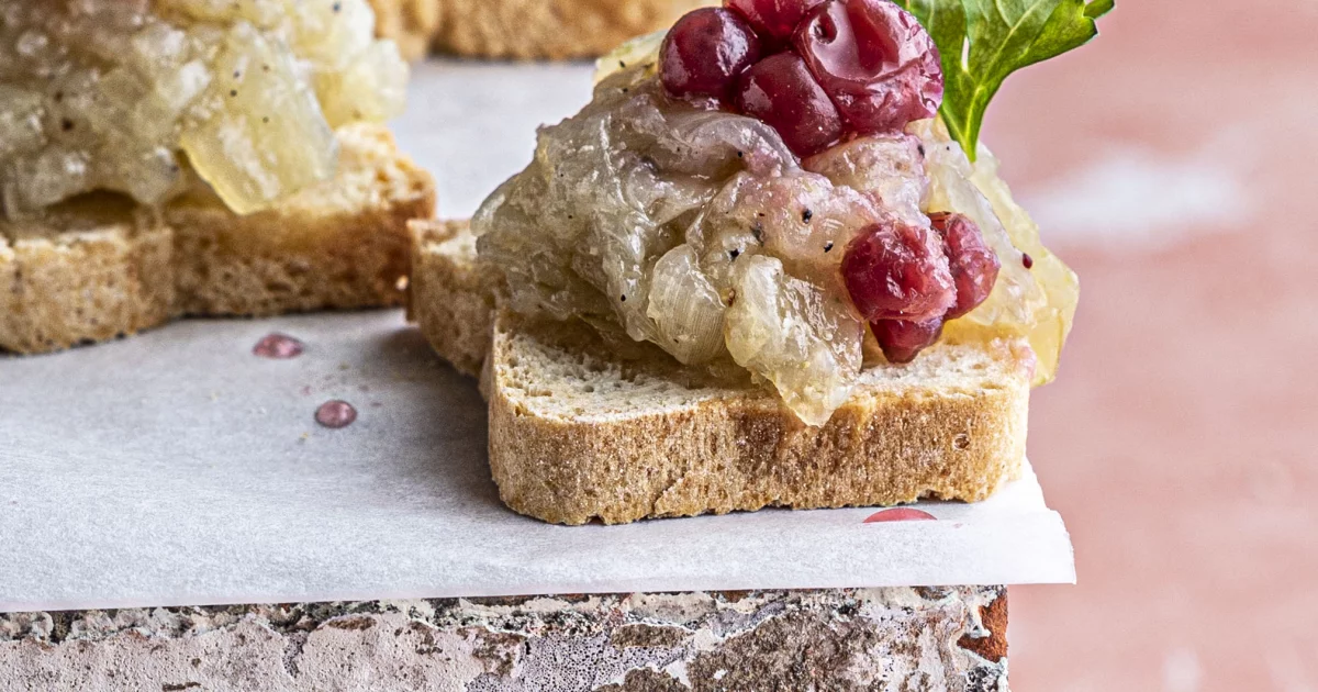 Toastje met uienpuree en cranberries - Recepten - njam!