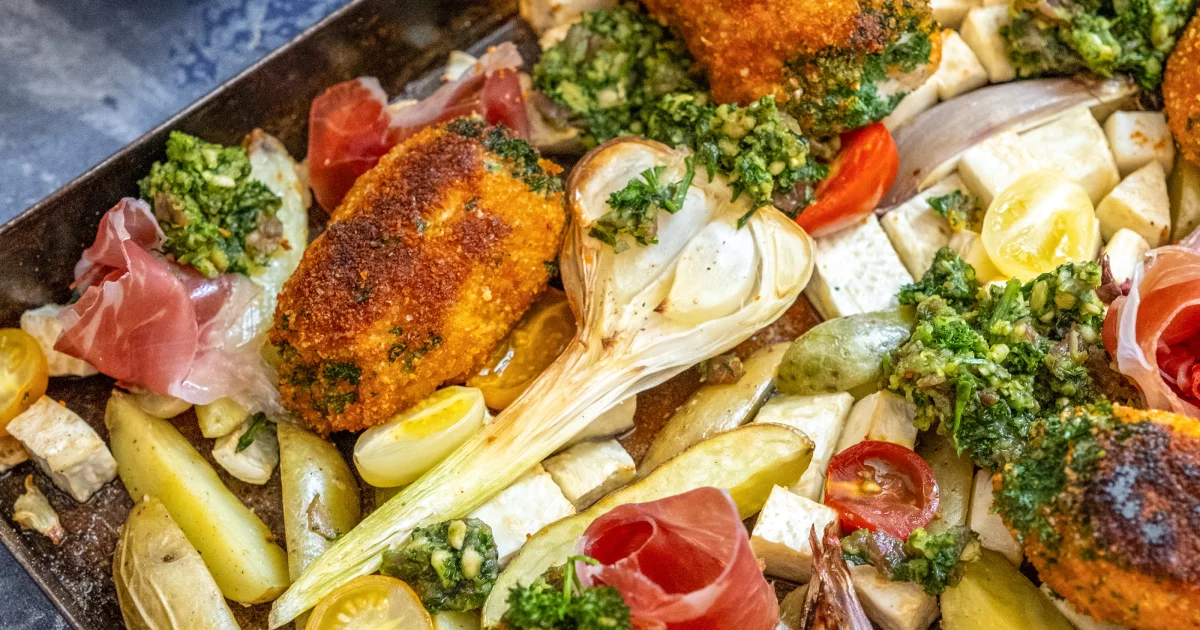 Traybake met boomstammetjes en kruidenpesto - Recepten - njam!