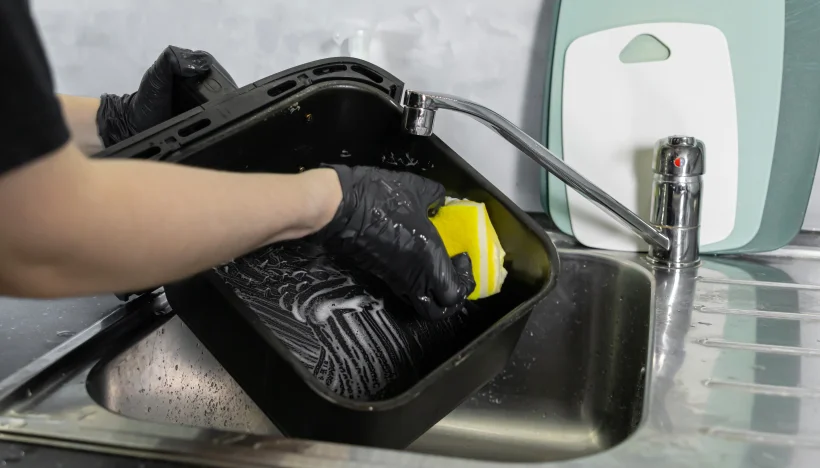 Airfryer schoonmaken: zo doe je het snel en makkelijk