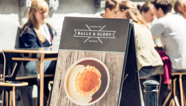 Win een casual etentje voor 2 bij Balls & Glory