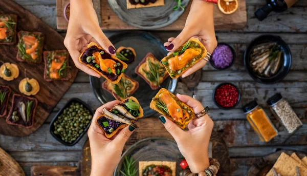 Op culinaire wereldreis in Vlaanderen: 5 Foodhallen die je wereldse smaken laten proeven!